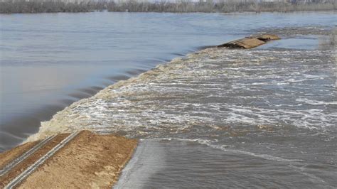 Levee Failure in Mills County - 3-17-19 - YouTube