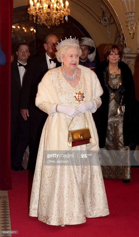 Queen Elizabeth II attends a State Banquet at the Philharmonic Hall... | Königin elisabeth ...