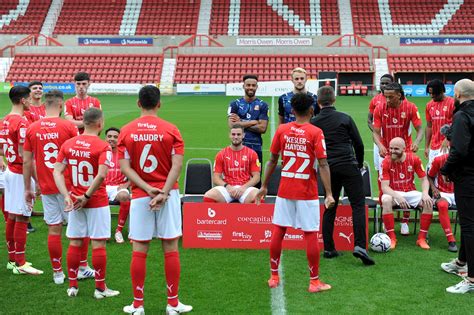 GALLERY: 2021-22 Team Photo Behind The Scenes! - News - Swindon Town