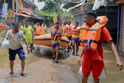 India Steps Up Flood Relief Efforts as Death Toll Hits 336 - Bloomberg