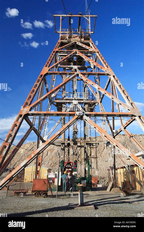 Mine shaft and buildings on top of the Line of Lode, Broken Hill ...