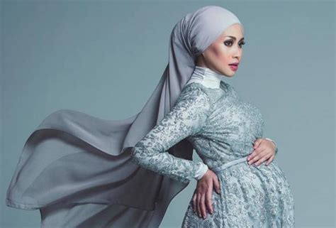 Tahniah! Azrinaz Mazhar Hakim selamat lahirkan bayi perempuan | Astro Awani