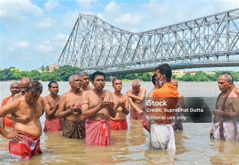 Devotees Performing Mahalaya Tarpan At Ganges River Ghat Stock Photo - Download Image Now - iStock