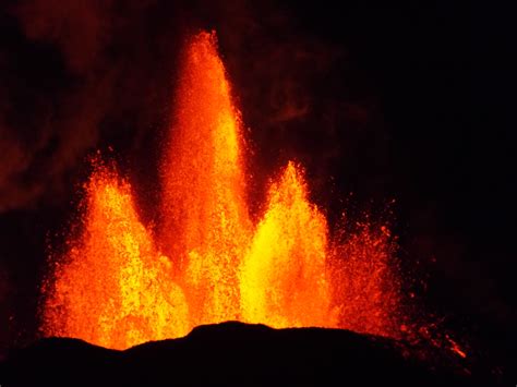 File:Fissure eruption in Holurhraun (Iceland), 13. September 2014.JPG ...