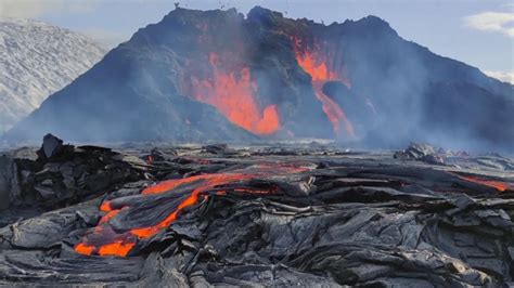 Iceland’s active volcano becomes a tourist hotspot - Good Morning America