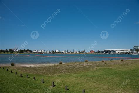 Oil Boom Untuk Mencegah Pencemaran Di Pantai Tauranga Akibat Bencana ...