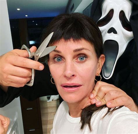 Courteney Cox Jokes About Her 'Scream' Bangs in a Halloween Costume ...