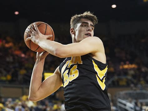 Iowa basketball player Luka Garza’s removed cyst weighed … 9 pounds ...