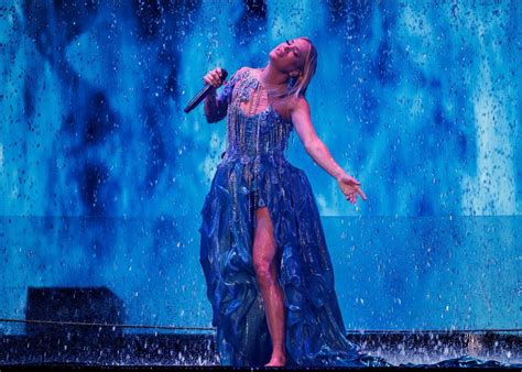 CARRIE UNDERWOOD DAZZLES AUDIENCES IN SOLD-OUT RETURN TO RESORTS WORLD THEATRE IN REFLECTION ...