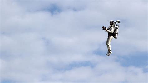 Pilots report seeing 'guy in a jet pack' at 3,000ft above Los Angeles | US News | Sky News