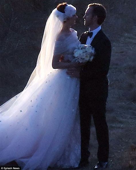 Anne Hathaway marries Adam Shulman in picturesque Big Sur ceremony ...