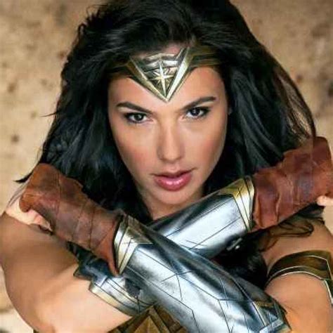 Gal Gadot e la sua bellissima Wonder Woman mandano al tappeto Tom Cruise e Johnny Depp! (Cinema)