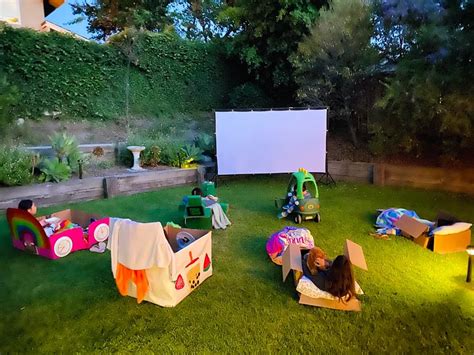 HOW TO SET UP AN OUTDOOR MOVIE NIGHT FOR KIDS - Hello Wonderful