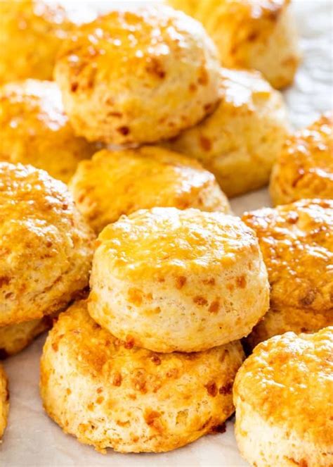 These Cheddar Cheese Buttermilk Biscuits are really simple and quick to ...