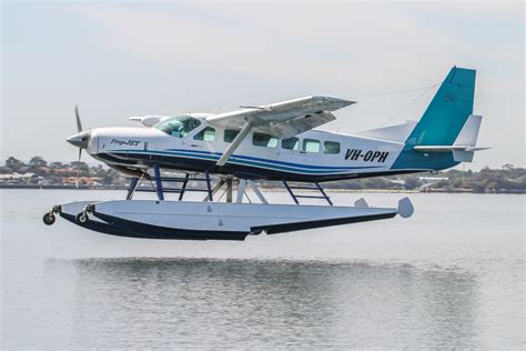 3 December 2014: Cessna Caravan floatplane landing on the Swan River – AviationWA