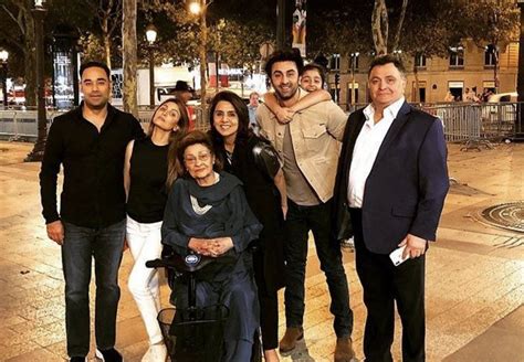 Rishi Kapoor family pics | 10 photos of Rishi Kapoor with family that are too heartwarming to miss