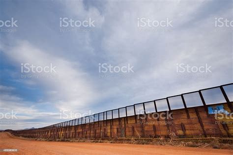 Usa Mexico Border Fence Stock Photo - Download Image Now - Sonoran ...