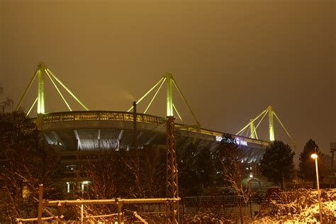 Signal-Iduna Park @ Night and Snow Foto & Bild | architektur ...