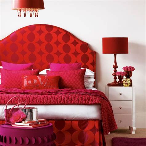 Bedroom colour schemes – colourful bedrooms – bedroom colours | Red bedroom decor, Red bedroom ...