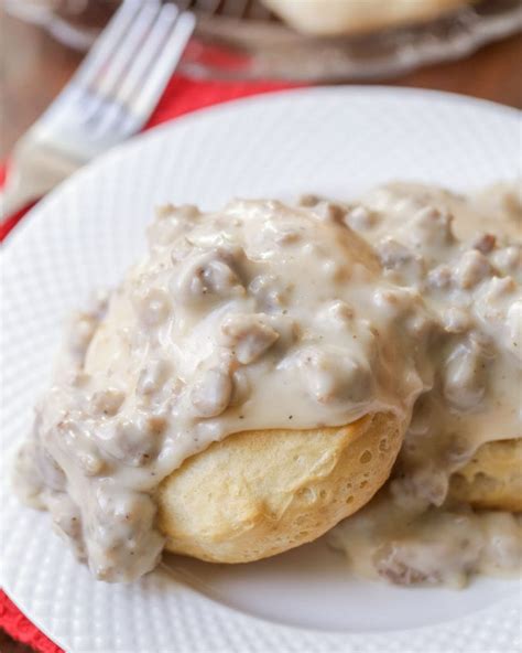 Easy Biscuits and Gravy (+VIDEO) | Lil' Luna