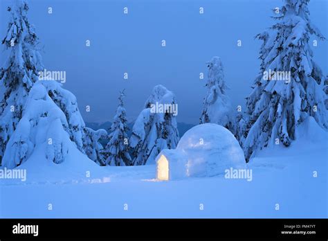 Eskimo igloo hi-res stock photography and images - Alamy