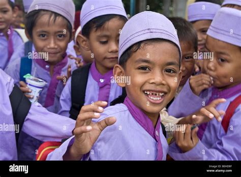 Muslim school uniform hi-res stock photography and images - Alamy