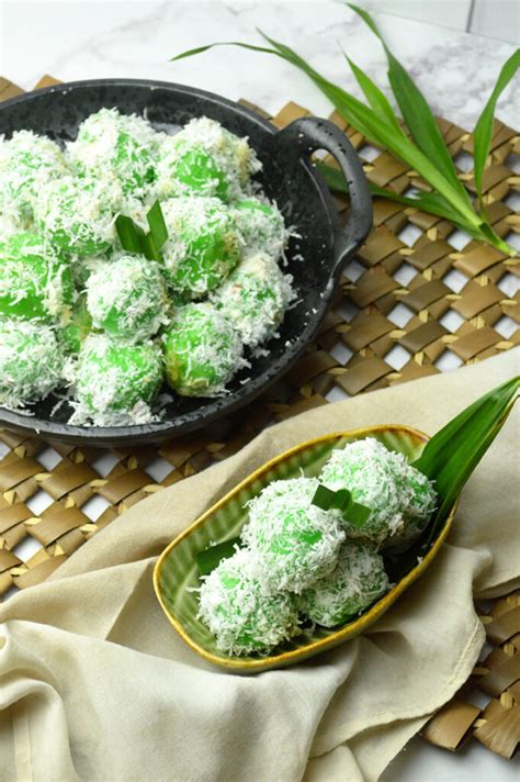 Klepon (Pandan Glutinous Rice Balls with Palm Sugar Filling) - Jaja Bakes