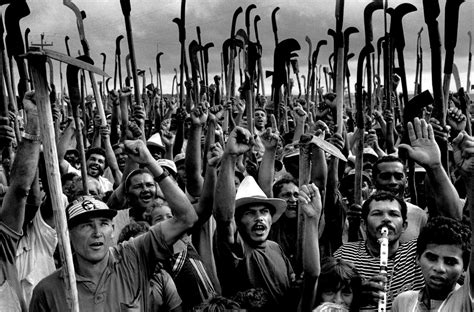 Sebastião Salgado’s dramatic Workers photos – Overworked & underpaid