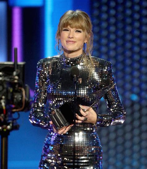 Taylor Swift Teases "Next Chapter" In 2018 AMAs Acceptance Speech | iHeartRadio