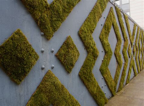 8 Cool Examples of Moss Graffiti and Plant Art