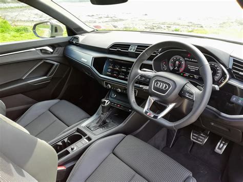 The interior of the new Audi Q3 - Changing Lanes