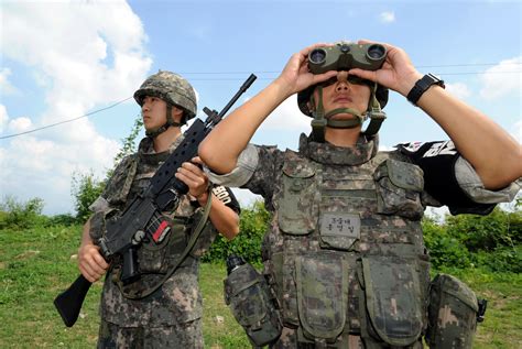 ROK Army soldiers at the DMZ [3776 x 2528] : r/MilitaryPorn