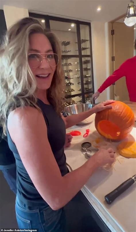 Jennifer Aniston joins Sandra Bullock for some pumpkin carving fun at ...