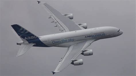 Airbus A380 vs. Boeing 747 - YouTube