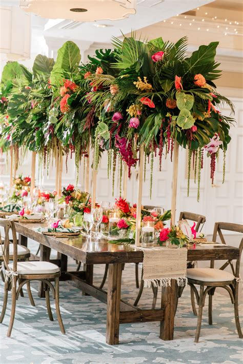 Tropical garden wedding centerpiece with palm leaves & fronds. Wood farm tables … – GartenLove