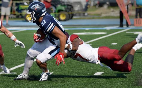 Randy Moss' son catches his 1st touchdown pass for UMaine