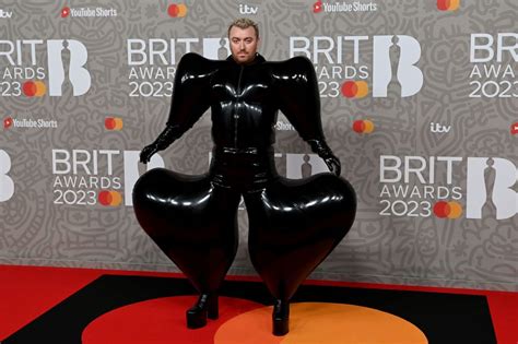 PRO TV - Sam Smith, cel mai urât costum al anului! Artistul, într-o ținută gonflabilă la Brit Awards