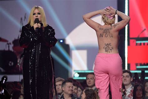 Avril Lavigne tells topless stage crasher at Juno Awards to get the F off