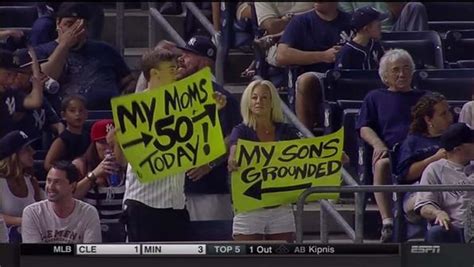 34 Funny Fan Signs at Baseball Games