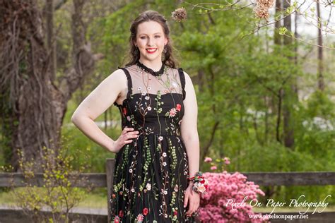 Outdoor Prom portraits for Two Best Friends | pixelsonpaperblog.com