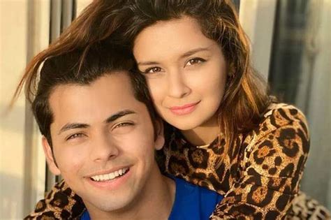 Siddharth Nigam Denies Dating Avneet Kaur & Clarifies Rumors