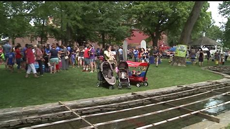 Lititz Springs Park draws crowd for annual holiday celebration | fox43.com