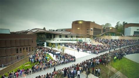 Queen's visit to University of Exeter remembered - BBC News