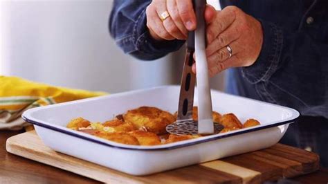 Jamie Oliver shows how to perfect Christmas roast potatoes | The ...