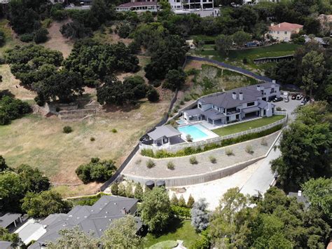 Blake Shelton and Gwen Stefani’s New House: Photos of Encino Mansion