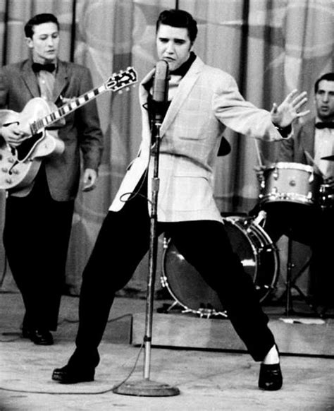 ELVIS SINGING HOUND DOG IN 1956 | Elvis presley, Elvis presley hound ...