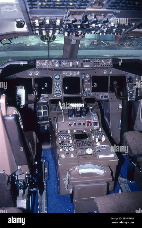 COCKPIT - FLIGHT DECK INSTRUMENTATION ON BOEING 747-400 Stock Photo - Alamy