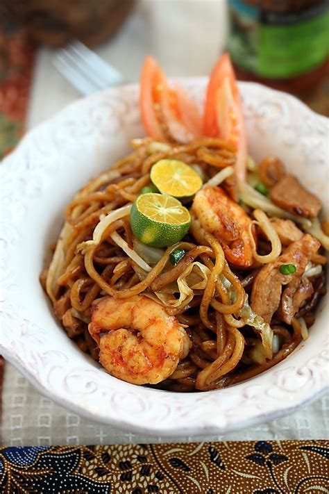 Indonesian Fried Noodles (Mie Goreng) | Easy Delicious Recipes