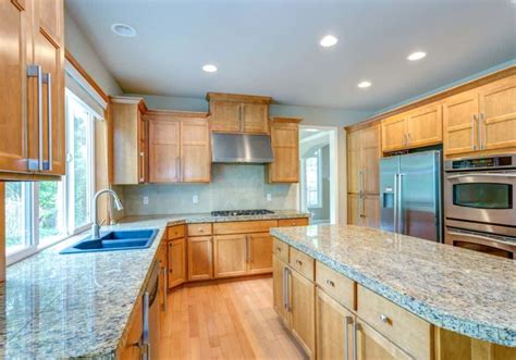 10 Best Granite Colors That Go With Honey Oak Cabinets