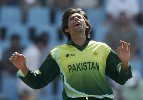 Mohammad Asif reacts after an appeal is turned down | ESPNcricinfo.com